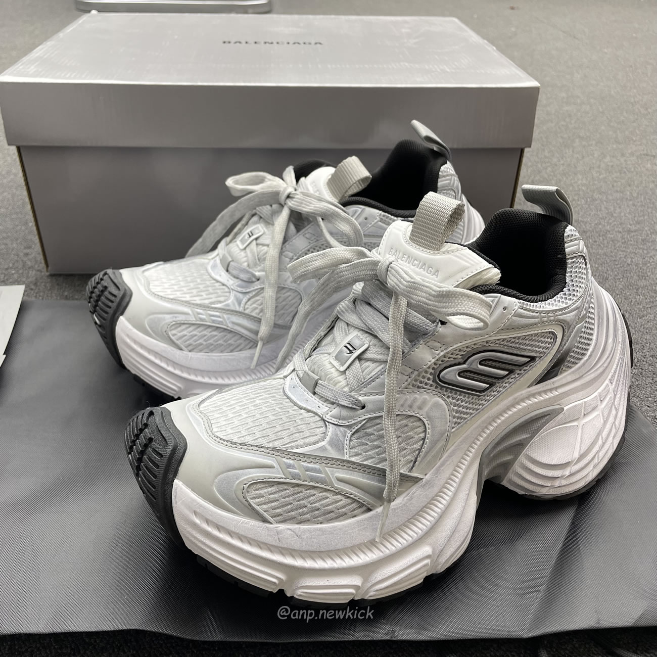 Balenciaga Fall 2024 10xl White 784344 W2mv2 9110 (3) - newkick.app